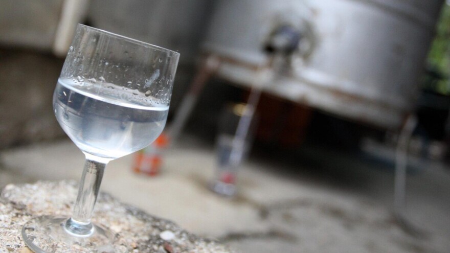 Prijavljen 62-godišnjak: U sedam godina neovlašteno proizveo više od 6.600 litara rakije