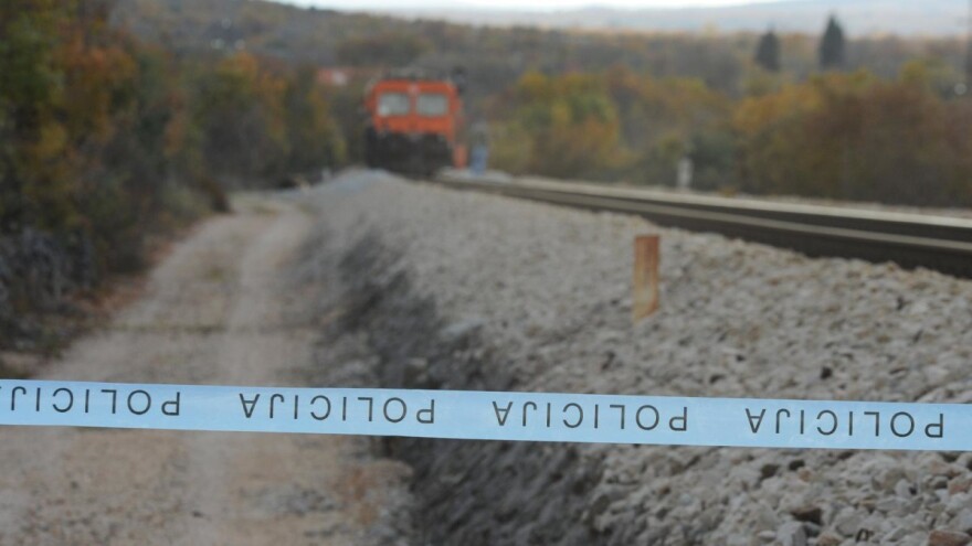 Vlak naletio na kravu - tijelo joj završilo na parkiranom automobilu