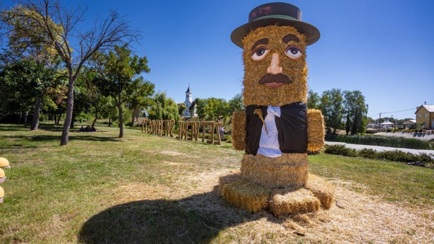 Ima li boljeg poziva na žetvene svečanosti od pet metara visokog Šokca?