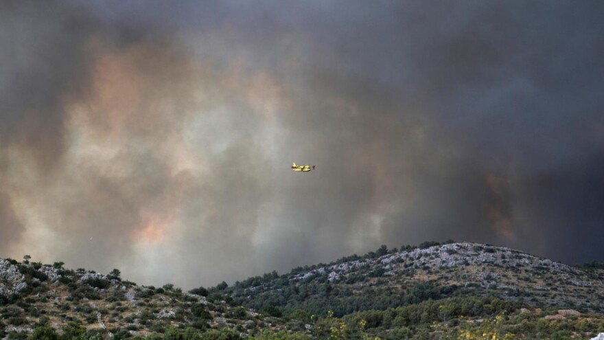 Stravičan požar ne jenjava, iz Zatona i Rasline mještane evakuiraju brodicama