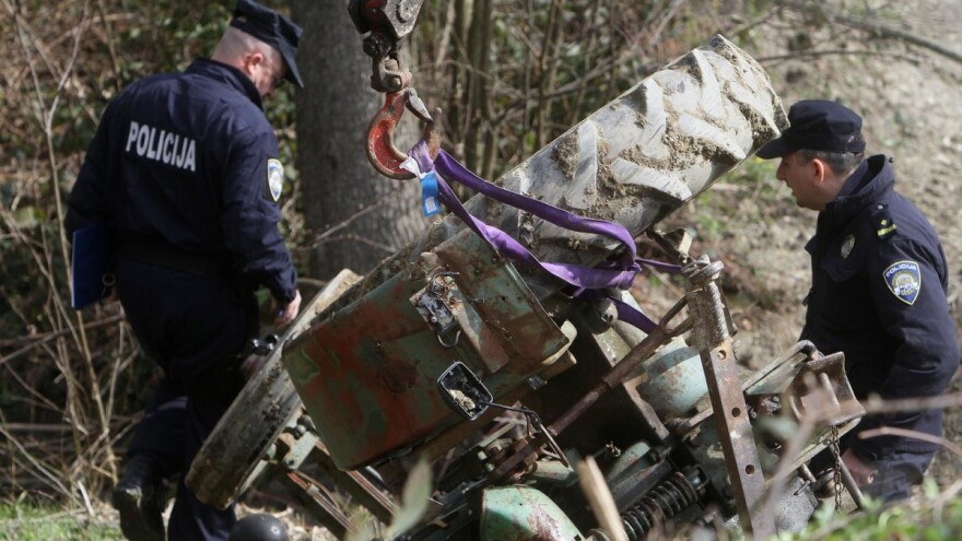 Tragedija u šumi: Otišao izvlačiti drva pa se na njega prevrnuo traktor