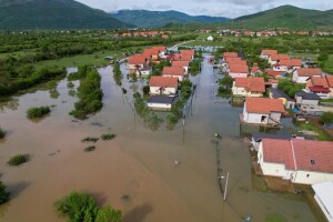 Kuće, štale i polja pod vodom, vlasnici jedva spasili krave, a najgore tek dolazi?