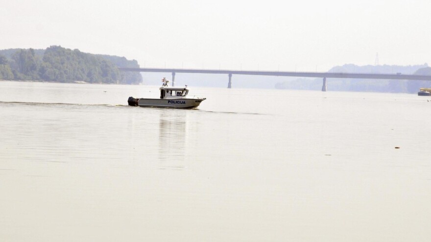 Teretni brod se zabio u most, u Dunav potonula barža s tisuću tona mineralnog  gnojiva