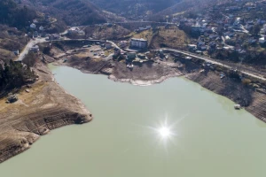 Zabrinjavajući prizori ogoljenih udubina Jablaničkog jezera