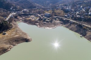 Zabrinjavajući prizori ogoljenih udubina Jablaničkog jezera