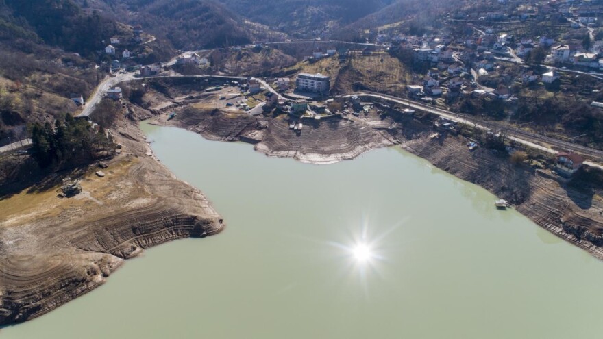 Zabrinjavajući prizori ogoljenih udubina Jablaničkog jezera