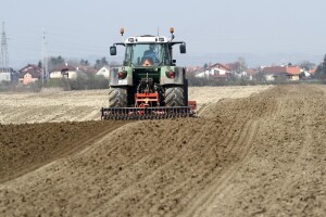 Proljetna sjetva uz Covid-19: zatraženo hitno otvaranje trgovina s dijelovima za strojeve