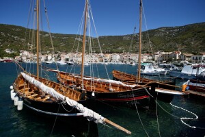Komiški ribari dobivaju luku
