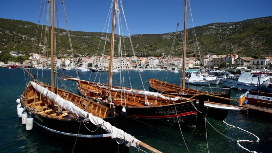 Komiški ribari dobivaju luku