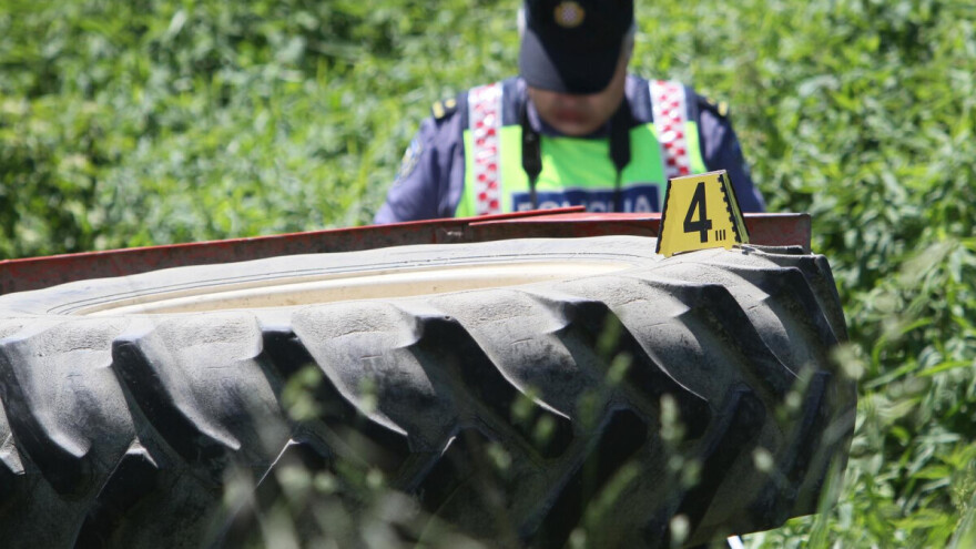 Pijana trojka u 4 sata ujutro traktorom sletjela u kanal, 20-godišnjak teško ozlijeđen