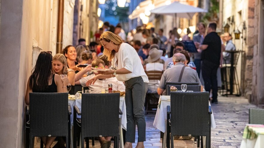 Hrvatski turistički oksimoron: 110 milijuna noćenja prilika za domaću proizvodnju ili uvoz?