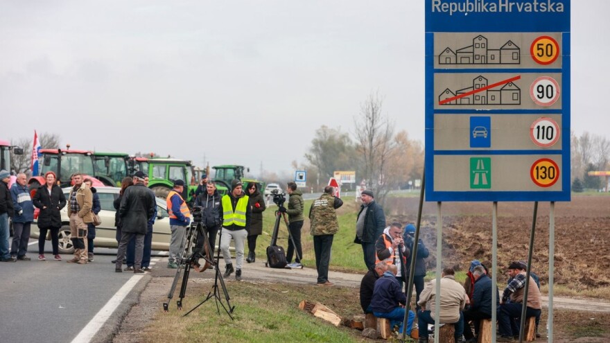 Traktorima blokirane prometnice u Slavoniji, iz Dalmacije poslali poruku premijeru