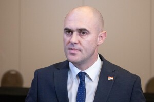 Ministar Dabro nakon snimke na kojoj puca iz pištolja: Bili su manevarski meci