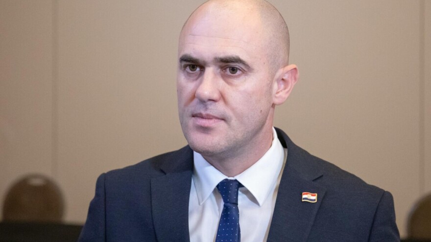 Ministar Dabro nakon snimke na kojoj puca iz pištolja: Bili su manevarski meci