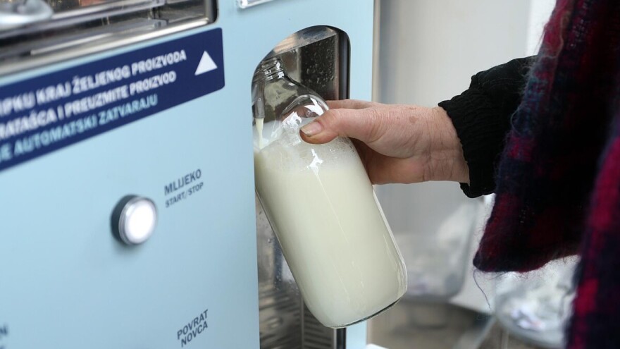 Posljednji mljekomat u županiji: Kupci znaju što piju, ali pitanje je koliko ćemo još izdržati