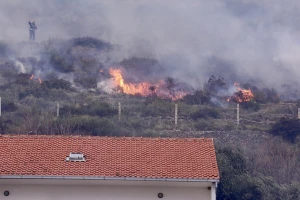 I dalje se sanira požar u Žrnovnici, jedan vatrogasac ozlijeđen