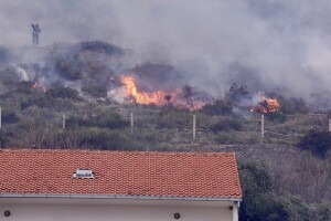 I dalje se sanira požar u Žrnovnici, jedan vatrogasac ozlijeđen