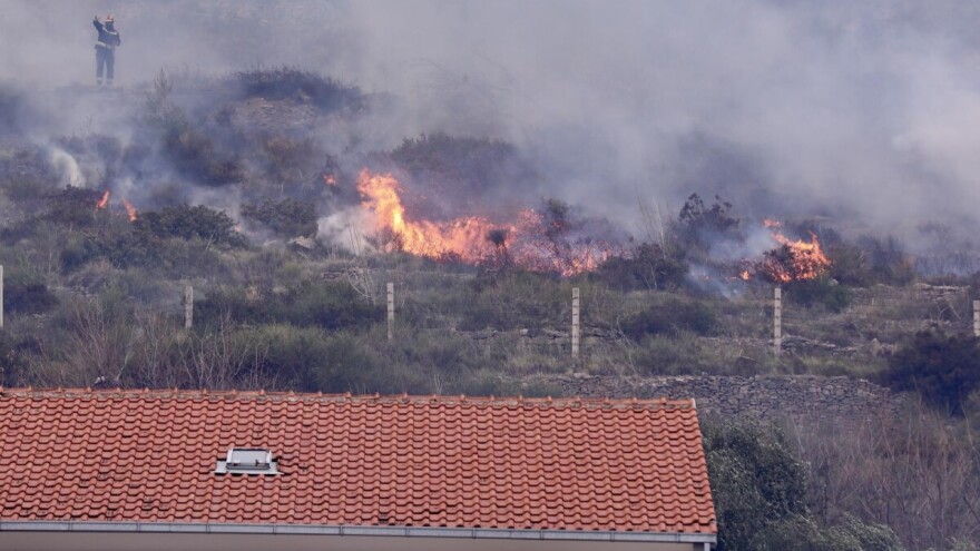 I dalje se sanira požar u Žrnovnici, jedan vatrogasac ozlijeđen