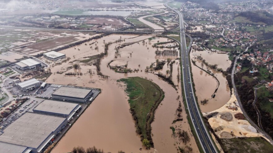 Glavnina padavina tek dolazi: Službe izdale nova upozorenja!