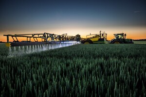 John Deere predstavio svoju najveću vučenu prskalicu do sada
