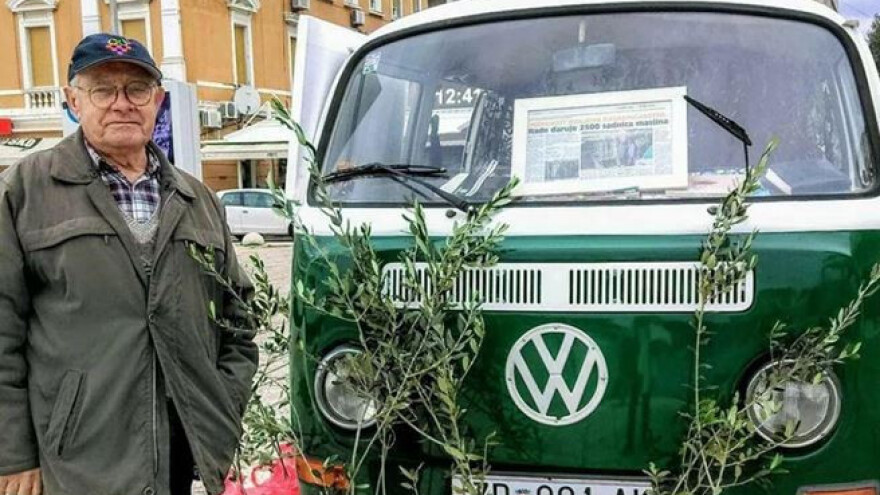 Godina mu je 90, prodaje sadnice maslina i sav prihod daje za liječenje raka!