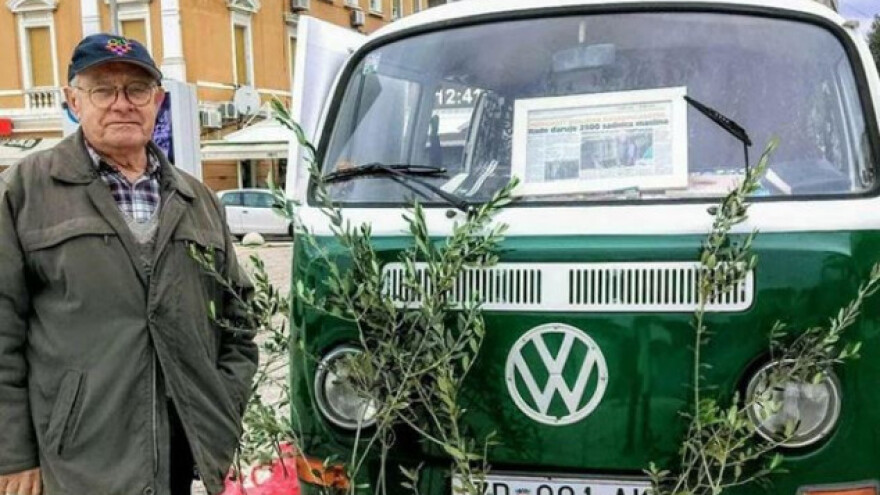 Godina mu je 90, prodaje sadnice maslina, a prihod daje za oboljele!