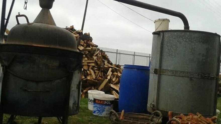 Redovnim kontrolama oduzeto i uništeno više od 500 litara rakije