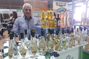 Da li ste probali rakiju od bundeve? Silvester Ruskovski godišnje ispeče 600 litara