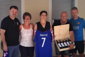 I Ivan Rakitić ide u vinare? Raketa dobio vinograd od žepačke Vinarije Povratak!