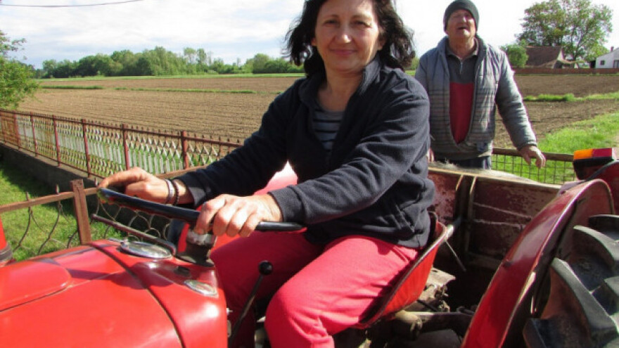 Ranka radi sa traktorom, suprug Veso joj pomaže