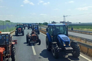 Ratari u Srbiji ustali zbog niske cijene pšenice - više od 200 traktora blokira izlaz na autocestu