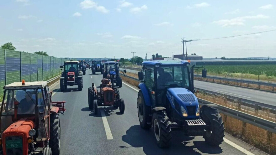 Srpski ratari ustali zbog niske cijene pšenice - više od 200 traktora blokira izlaz na autocestu