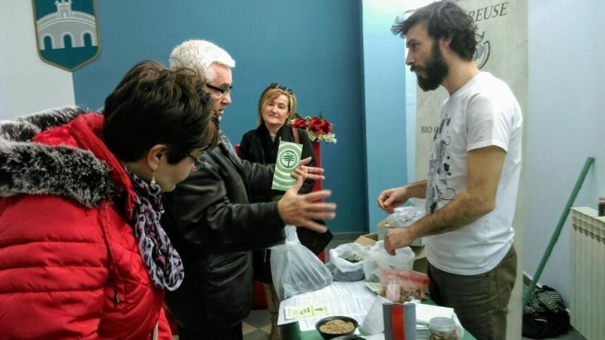 Oni ih zaista vole - strpljivo čekali na sjeme koje će dati rajčice s pravim okusom rajčice!