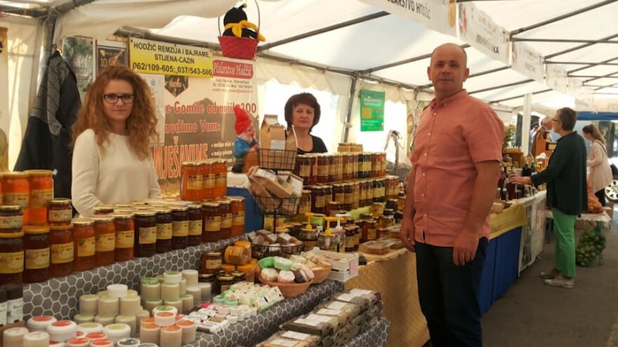 Pčelar Remzija Hodžić prvu trnku kupio sa 16 godina, danas ih ima 300 i najuspješniji je pčelar u USK