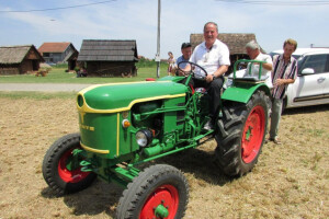Vojislav renovirao traktor za paradiranje selima