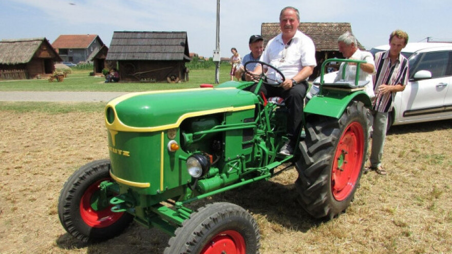 Vojislav renovirao traktor za paradiranje selima