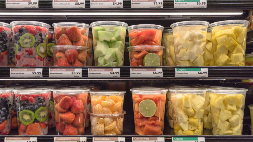 Ljudi jedu oko 40% više voća ako je oguljeno i rezano