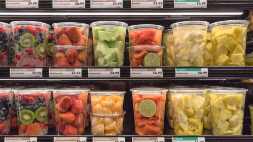 Ljudi jedu oko 40% više voća ako je oguljeno i rezano