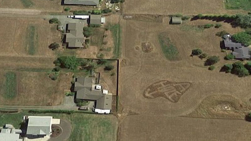 Dragi komšije, vaša ljubičasta kuća je - rupa