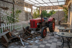 S 2,16 promila Ursus parkirao na terasu kafića