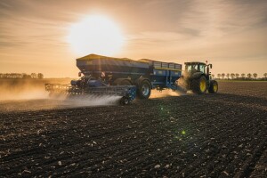 Sa Bogballe rasipačem olakšajte bacanje đubriva!