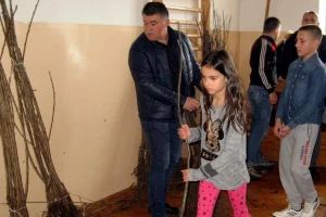 Čumić: Šumadijski voćari deci poklonili 300 sadnica