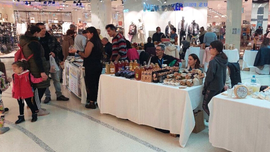 Plodovi sela malih proizvođača predstavljeni u velikom tržnom centru