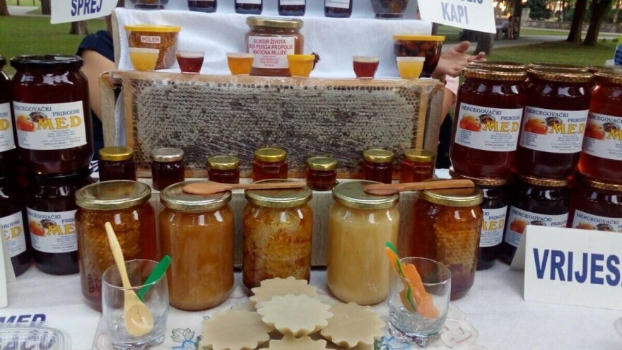 Trebinje u znaku domaćih proizvoda - Vino i med u gradskom parku