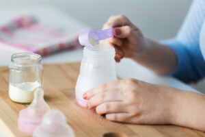 Salmonelom iz formule mogu se zaraziti i odrasli