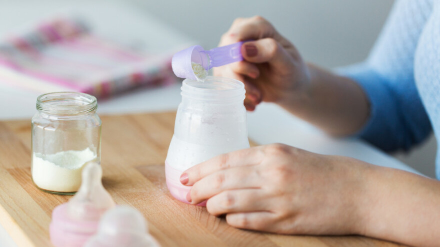 Salmonelom iz formule mogu se zaraziti i odrasli