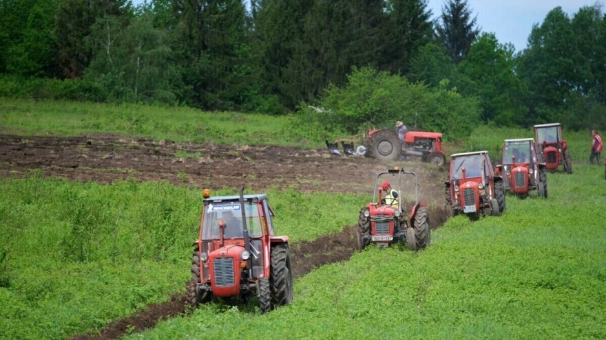 Šta znači zajedništvo: Čuli da komšija ore njivu, pa došli s 15 traktora