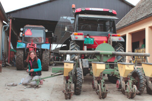 Djevojka od 27 godina vozi traktor, podmazuje kombajn, mijenja ležajeve