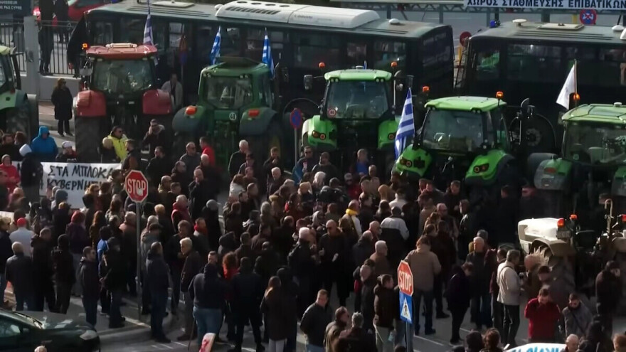 Grčki seljaci i dalje protestuju, blokiraju luke i granice zbog kašnjenja isplata i korupcijskog skandala