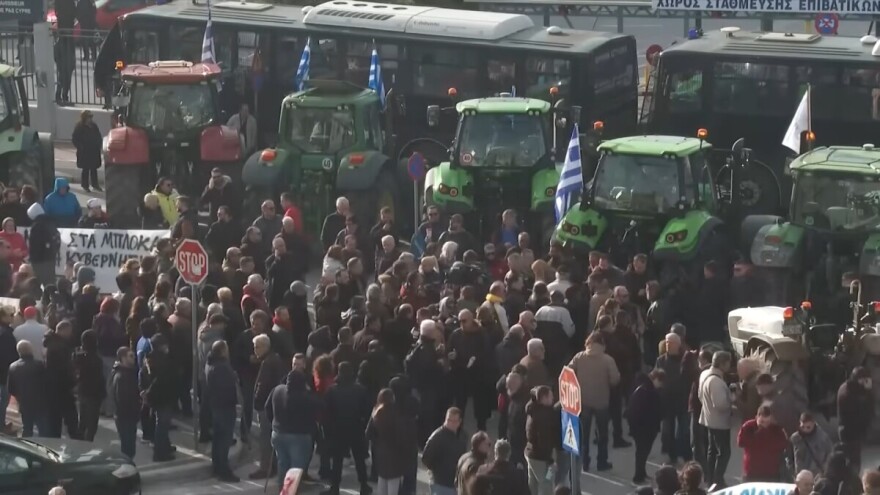 Grčki seljaci i dalje prosvjeduju, blokiraju luke i granice zbog kašnjenja isplata i korupcijskog skandala